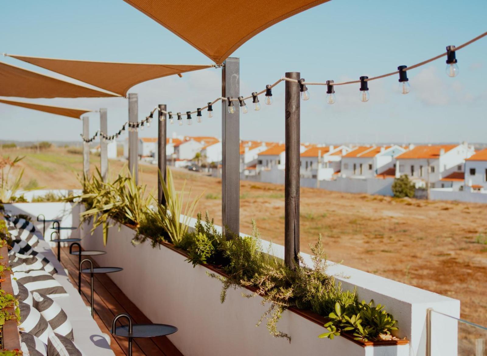 The Salty Pelican Yoga & Surf Retreat Peniche Bagian luar foto