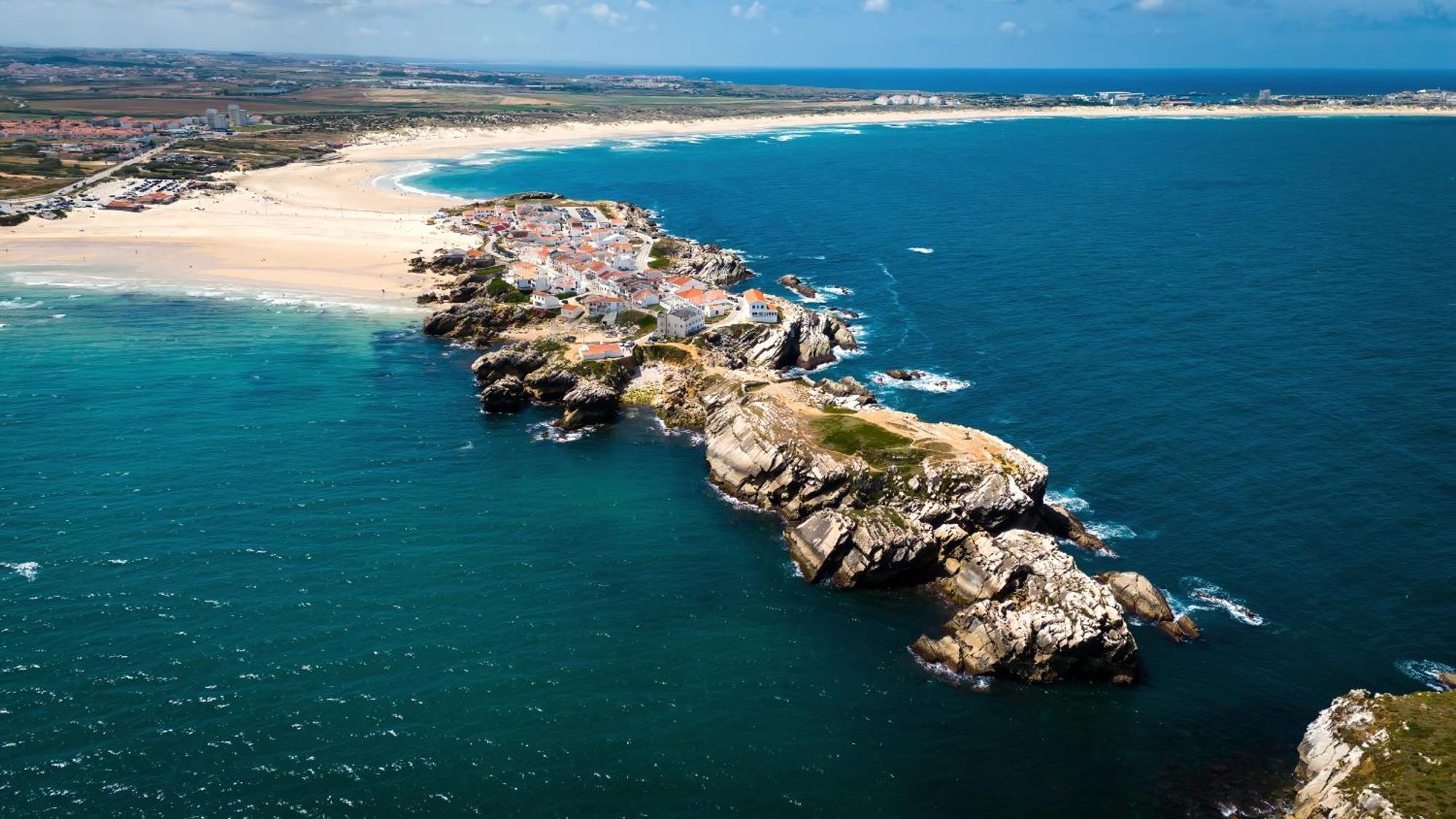 The Salty Pelican Yoga & Surf Retreat Peniche Bagian luar foto